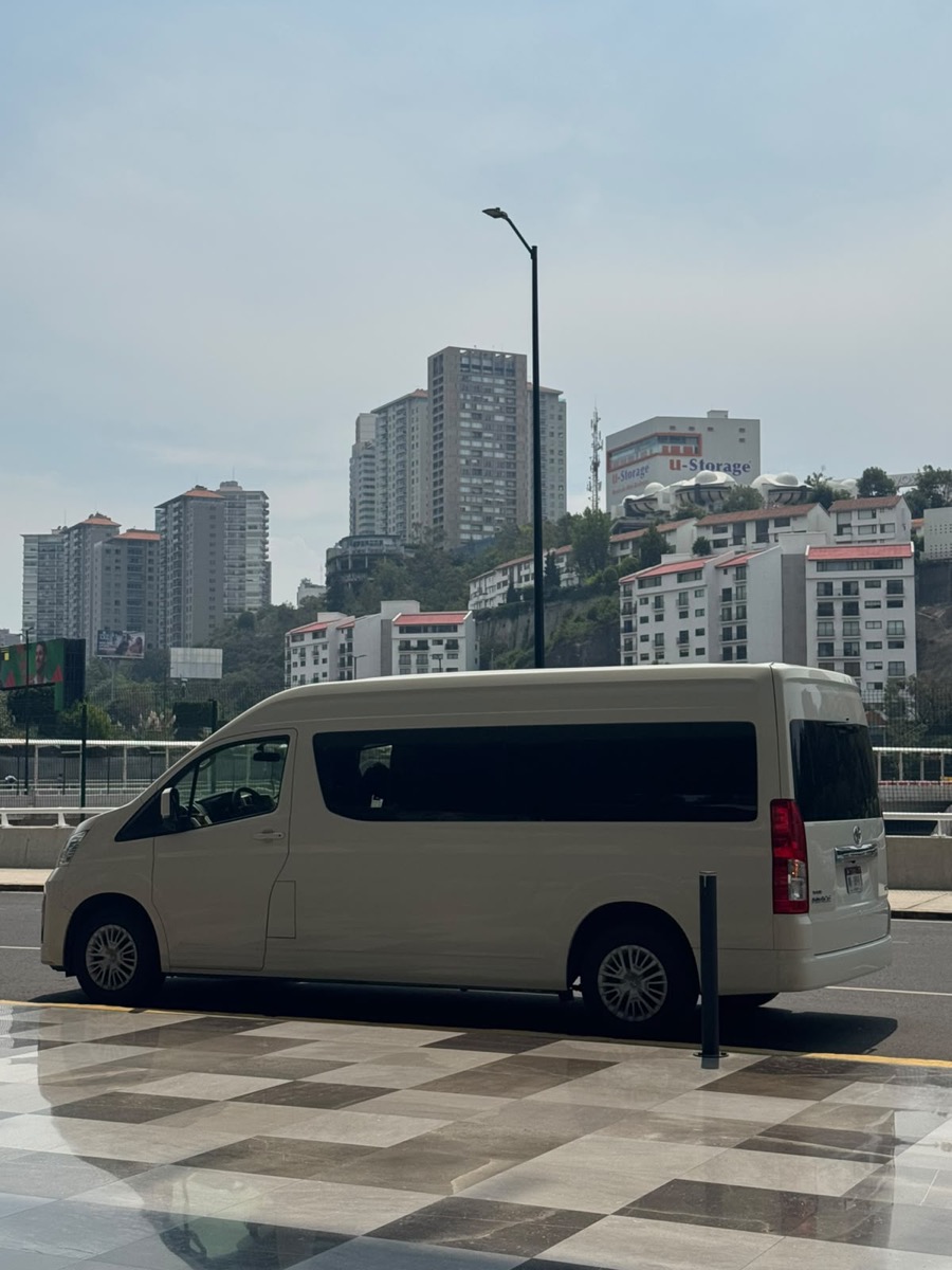 Van Toyota Hiace de MoviCharter en punto de llegada Santa Fe